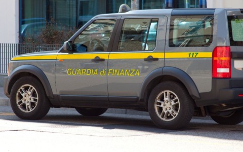 A Piacenza sequestrati manganello, tirapugni e hashish