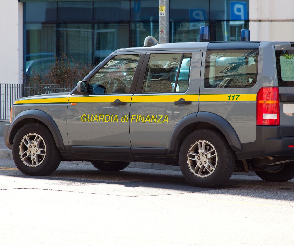 A Piacenza sequestrati manganello, tirapugni e hashish