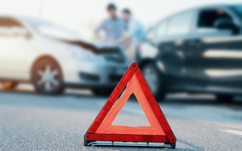 Auto fuori strada sulla Statale 654 a Ponte dell’Olio