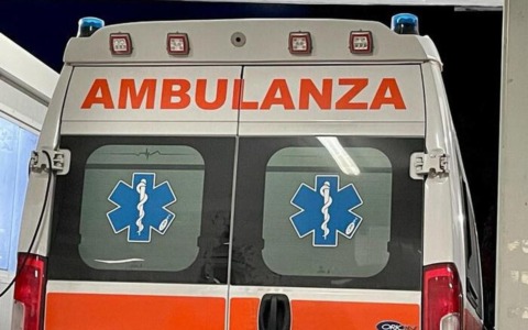 Malore durante lo scarico, muore un corriere di 42 anni
