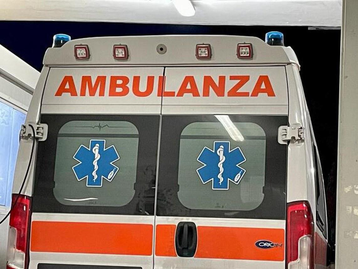 Malore durante lo scarico, muore un corriere di 42 anni