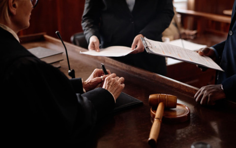 Ragazza ritratta in aula: «Ho inventato le accuse»