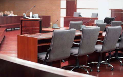 Madre a processo per presunti maltrattamenti al figlio